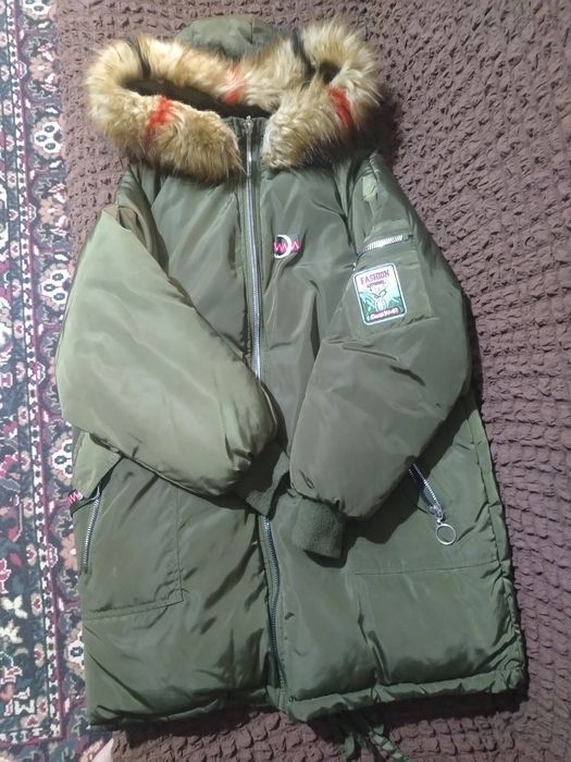 Продаю парку в отличном состоянии, цвет хаки носила мало