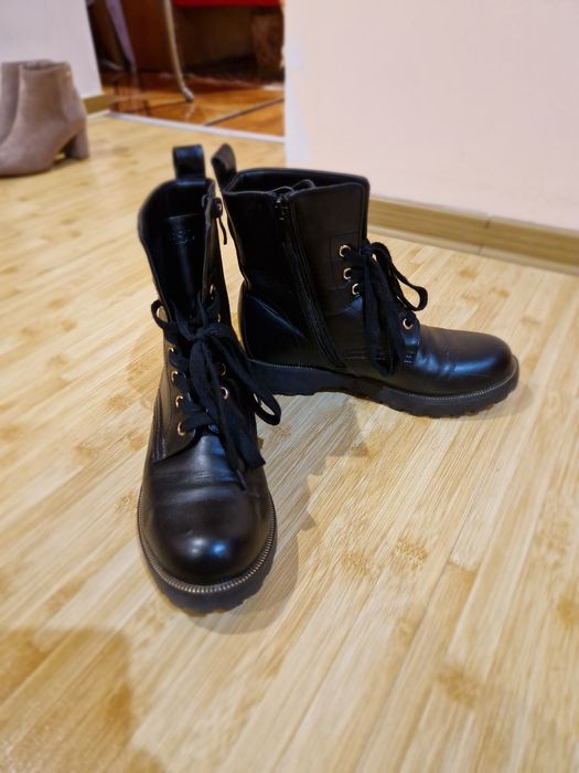 Se vinde ghete Guess