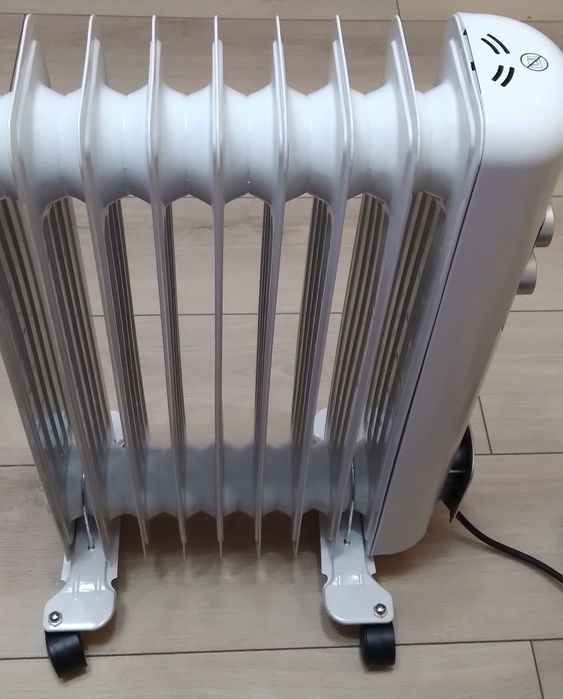 Calorifer electric 2000 W,9 elementi,3 trepte de putere,Termostat,Nou!