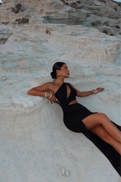 Черна блестяща дълга рокля с цепка