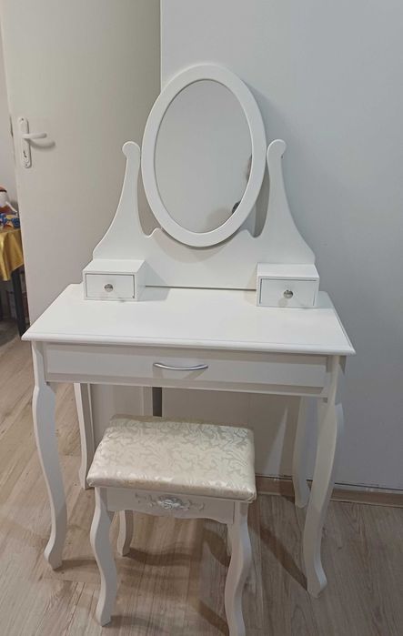 Тоалетка с табуретка