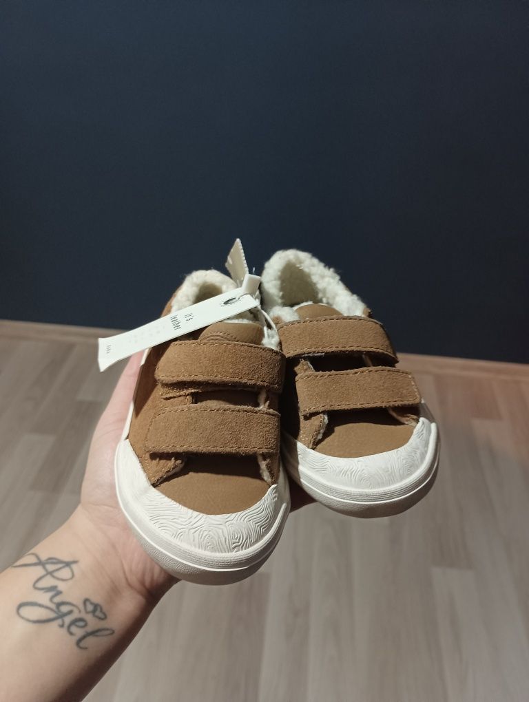 Чисто нови детски обувки за момченце на zara 22-ри номер