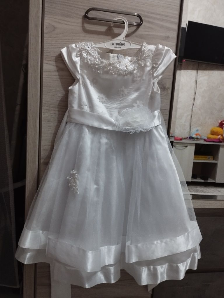 Белое платье рост 104-110 см.