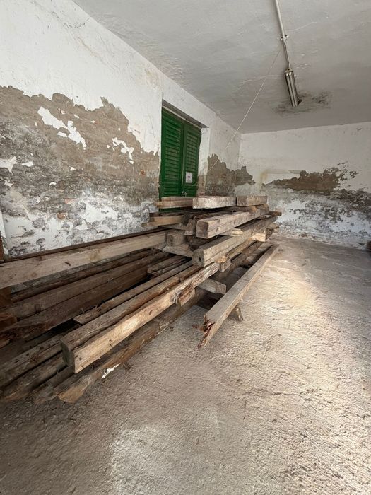 Grinzi vechi de lemn masiv - ideale pentru proiecte rustice