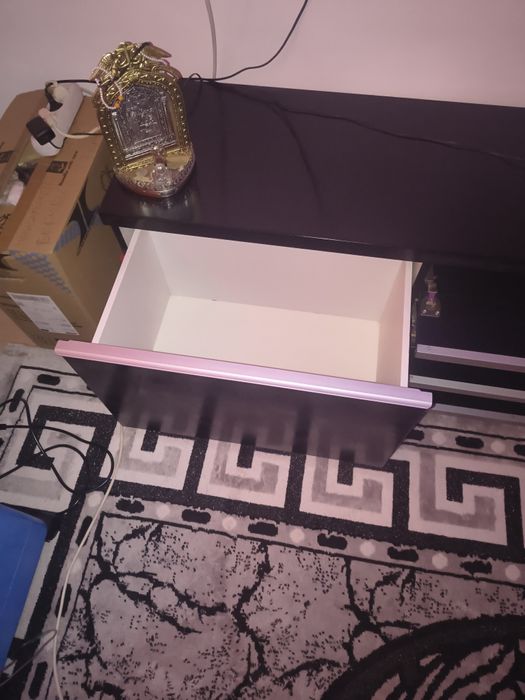 Vând comodă in stare foarte buna