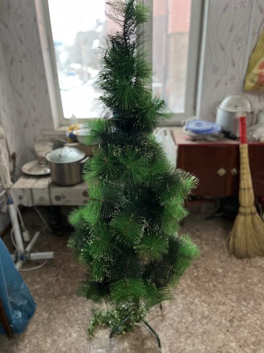 Продам искуственную елку в хорошем состояние