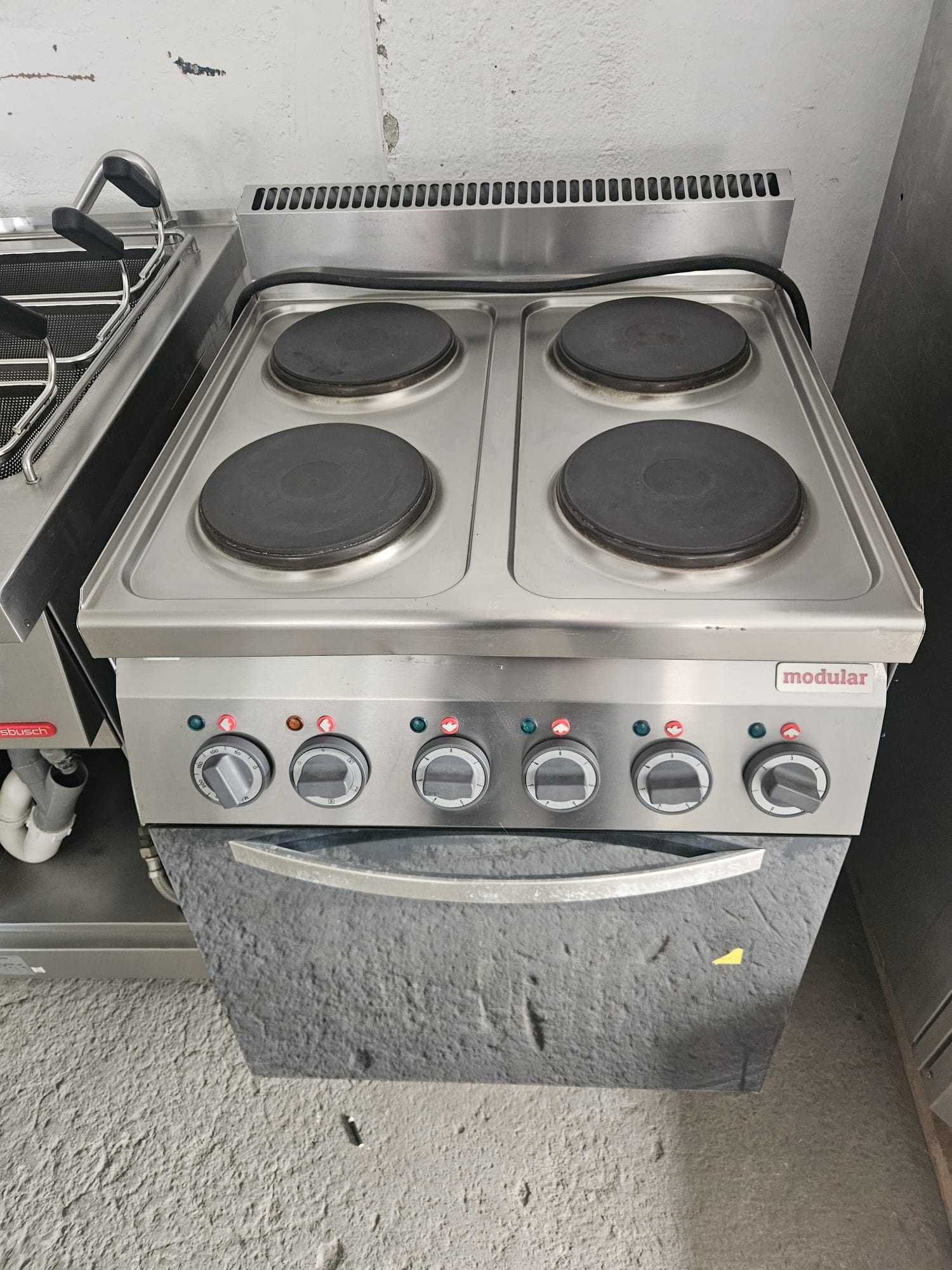 Plita electrica 4 ochiuri,380v,=,plus cuptor.Pret 500 euro+tva.