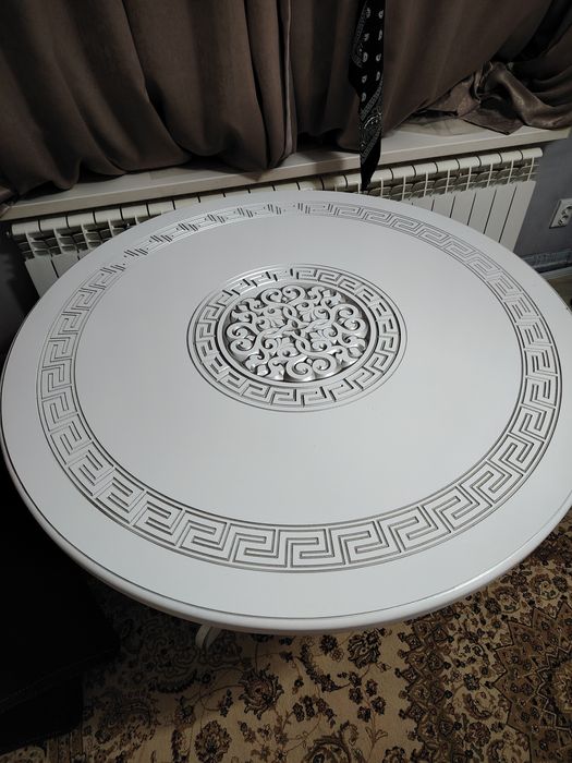 Красивый стол и стулья