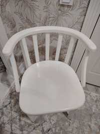 Две белые стулья в хорошем состояние