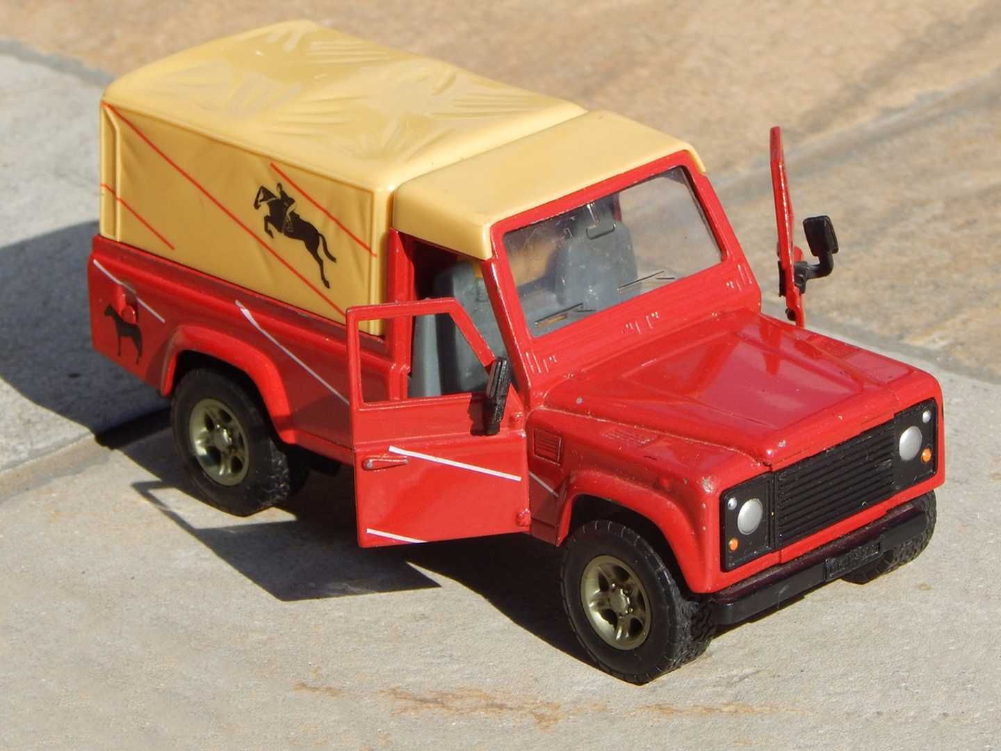 Macheta Land Rover Defender 110 Long Wheelbase Siku scara 1:32