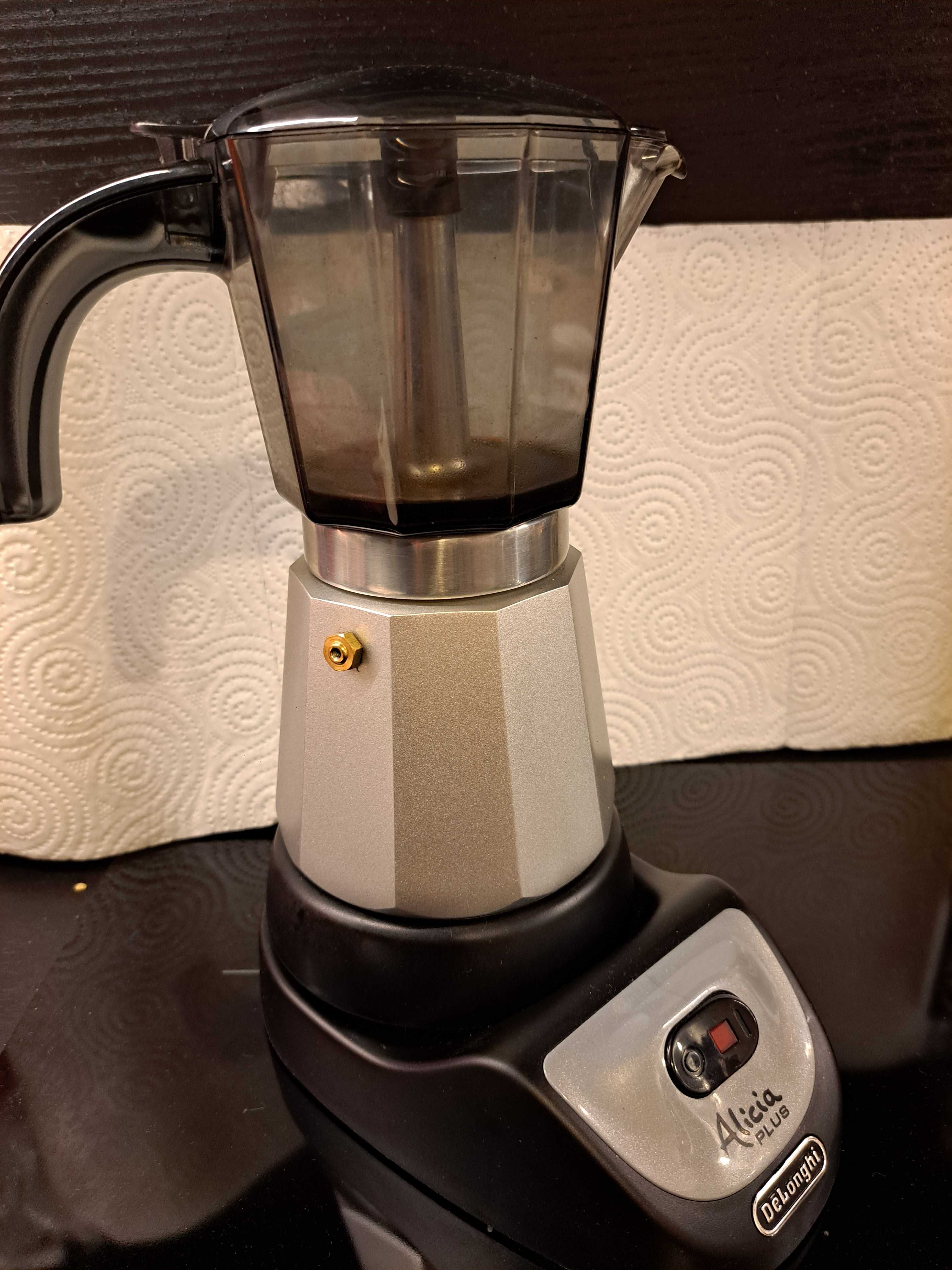 Кофеварка гейзерная DeLonghi EMKM6.B