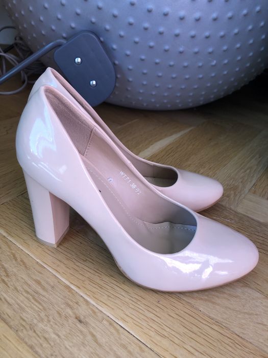 Дамски обувки лачена кожа цвят екрю 36 номер нови