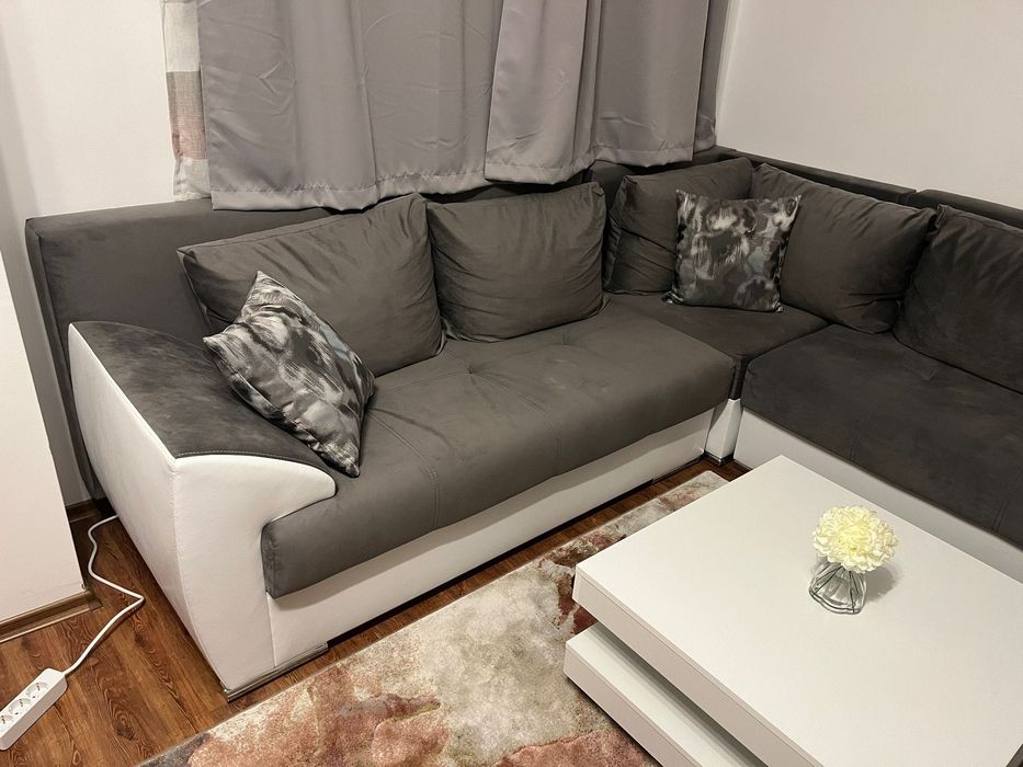 Сив и бял диван с възглавници (гр. Банско)