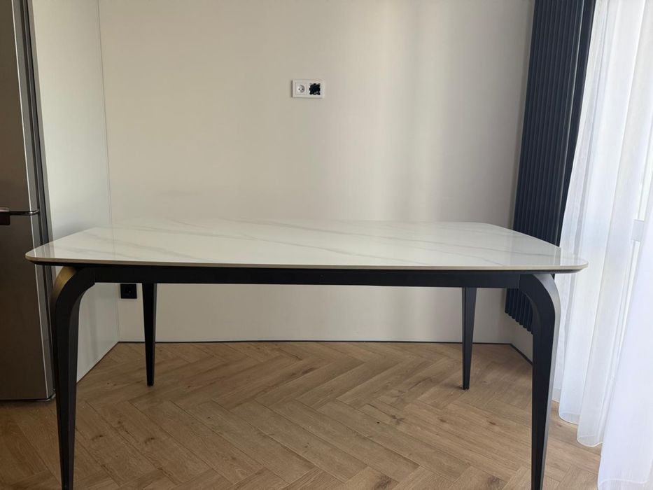 Кухонный стол с мраморным принтом