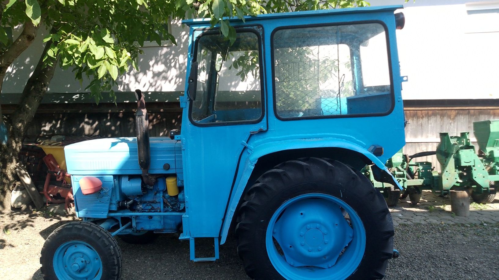 Pentru vânzare tractor plus utilaje