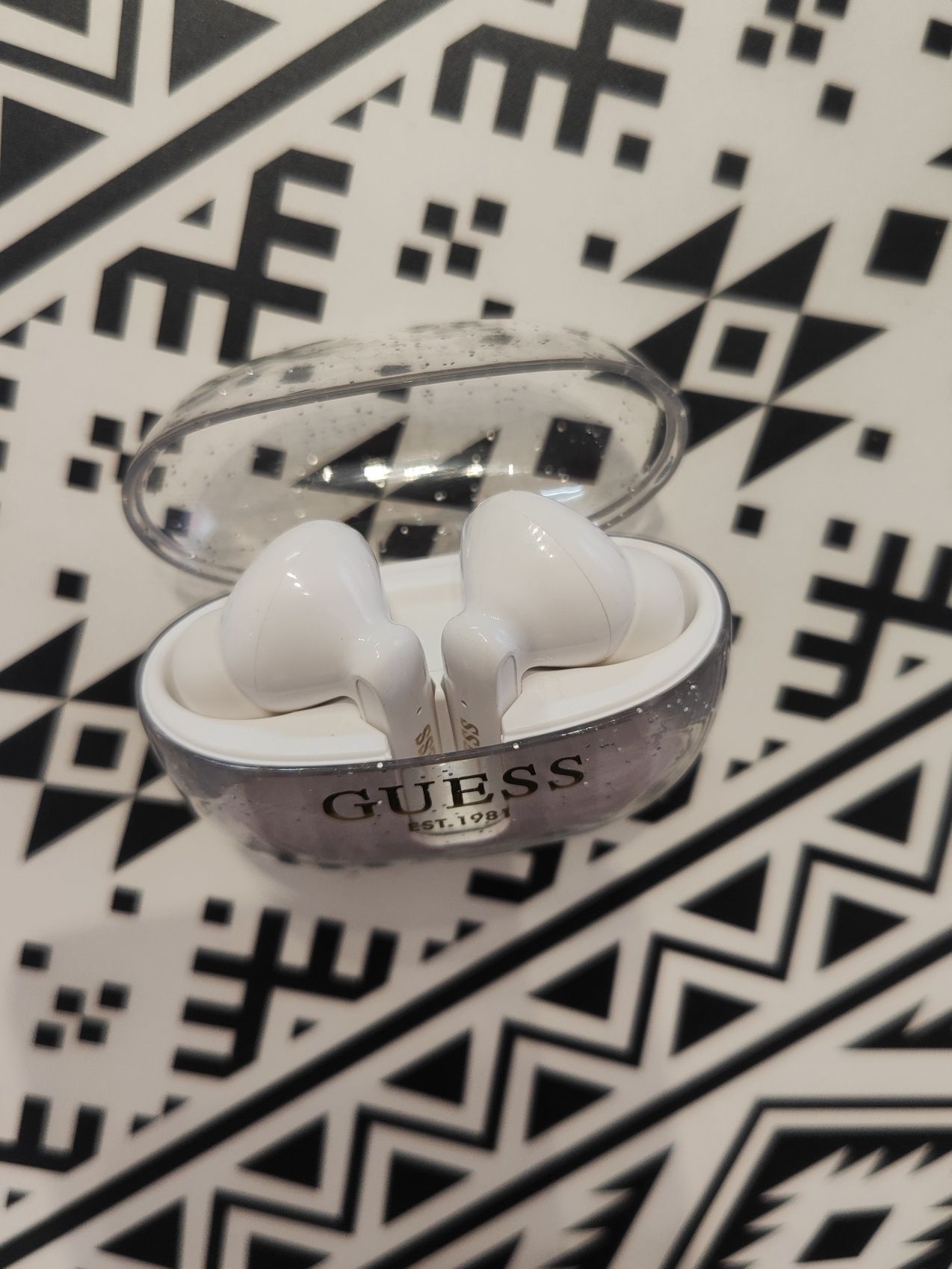 Оригинални безжични слушалки Guess