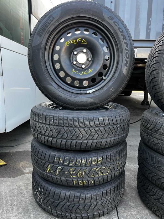 Set roti Tabla de Iarna Ford Kuga 225 65 R 17 Pirelli Scorpion Winter