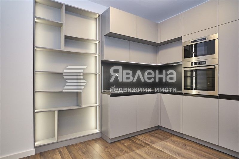 Продава се Тристаен апартамент в София, Център - 85 кв.м за 3918 €/кв.м - Снимка #3