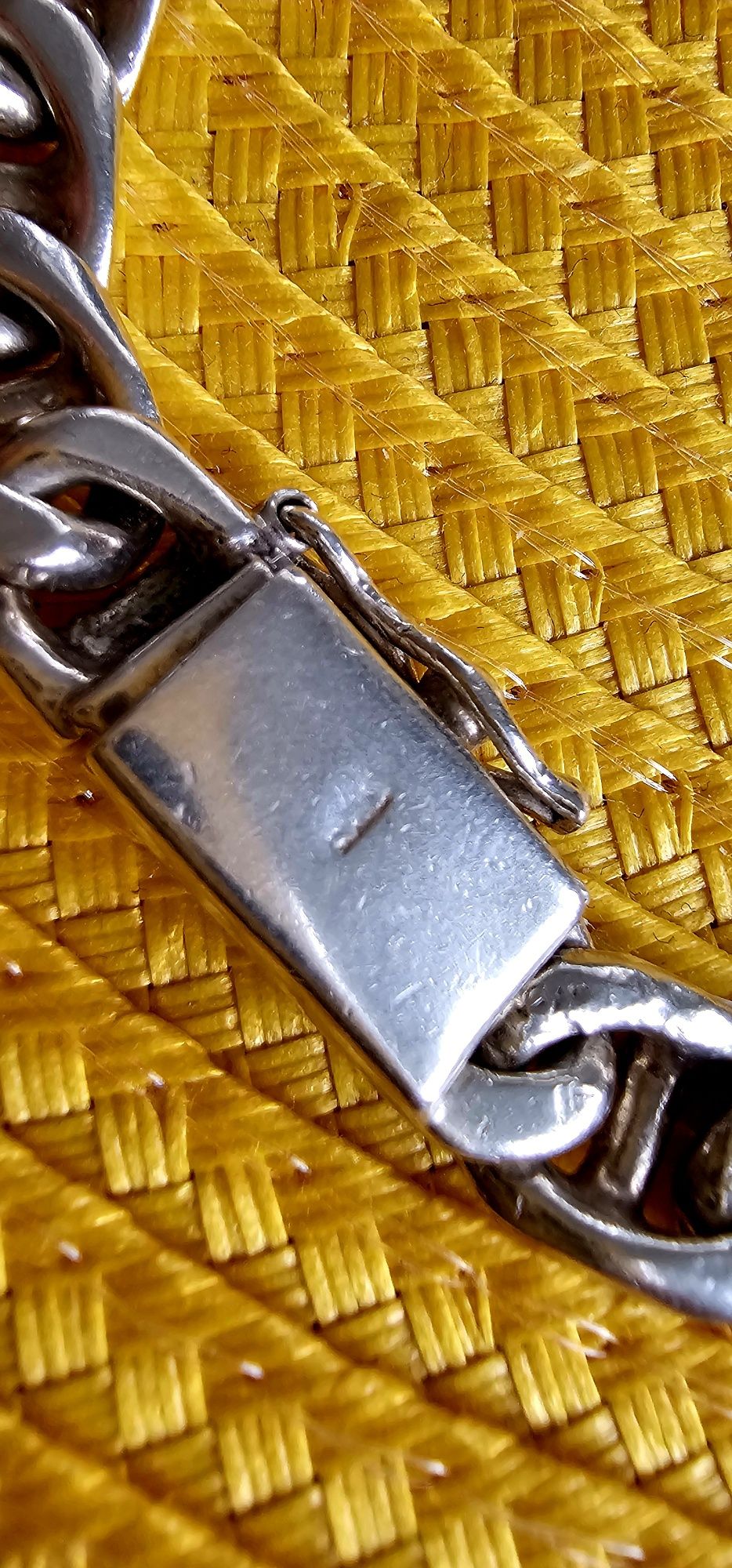 Продавам Сребърна двулицева гривна.
