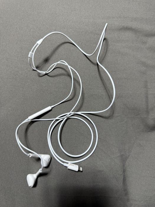 Продам оргинал наушник проводной айфонский