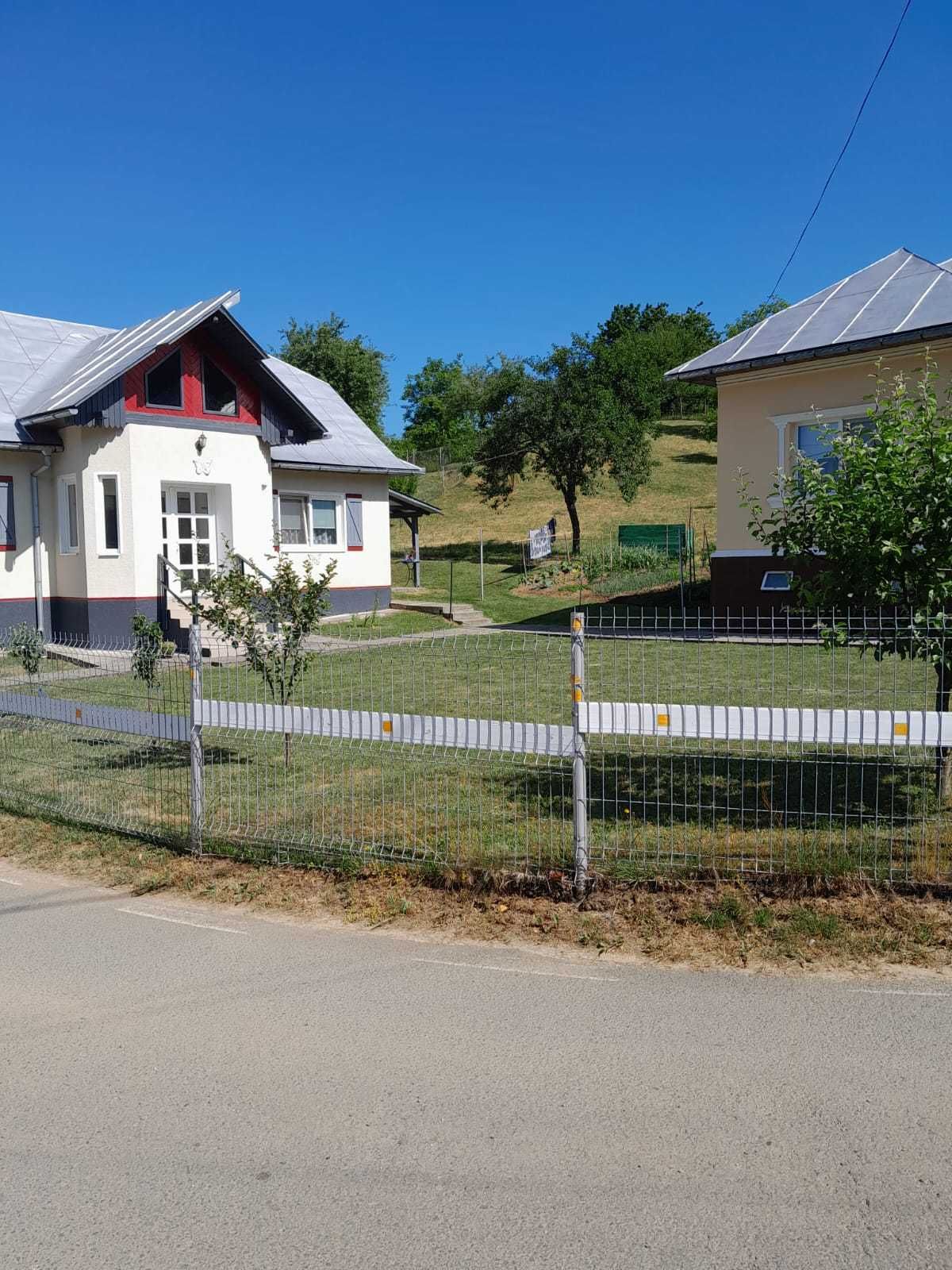 Vând gospodărie integral sau separat, situată în Cavnic