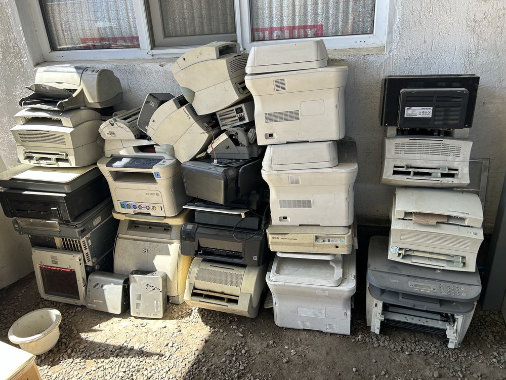 Продам рабочие и не рабочие принтеры, мониторы и системные блоки.