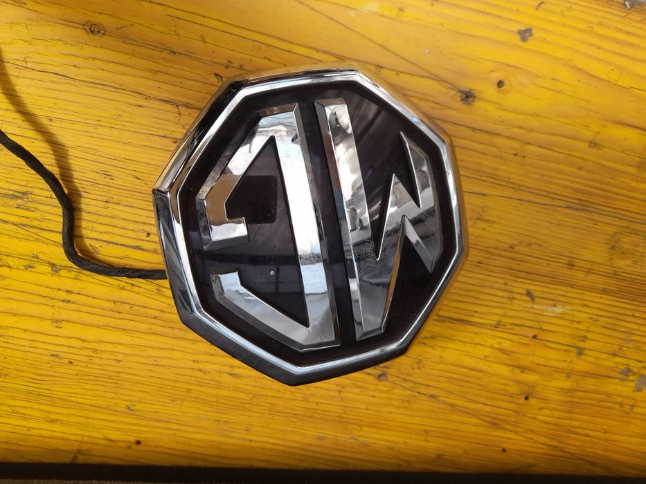 Емблемата MG 100лв