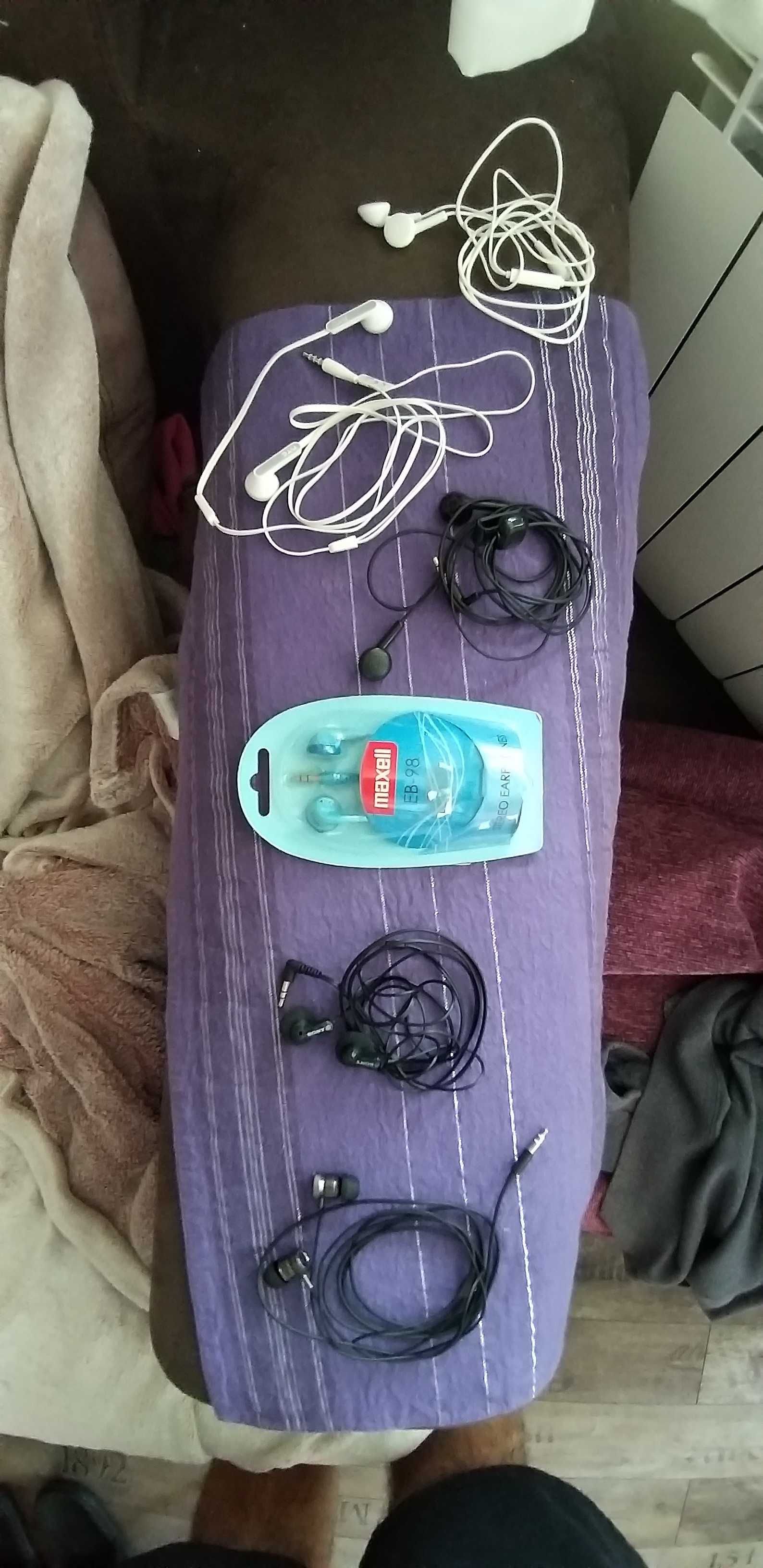 Hands free / earphones