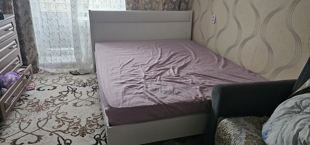 Продам кровать с матрацом