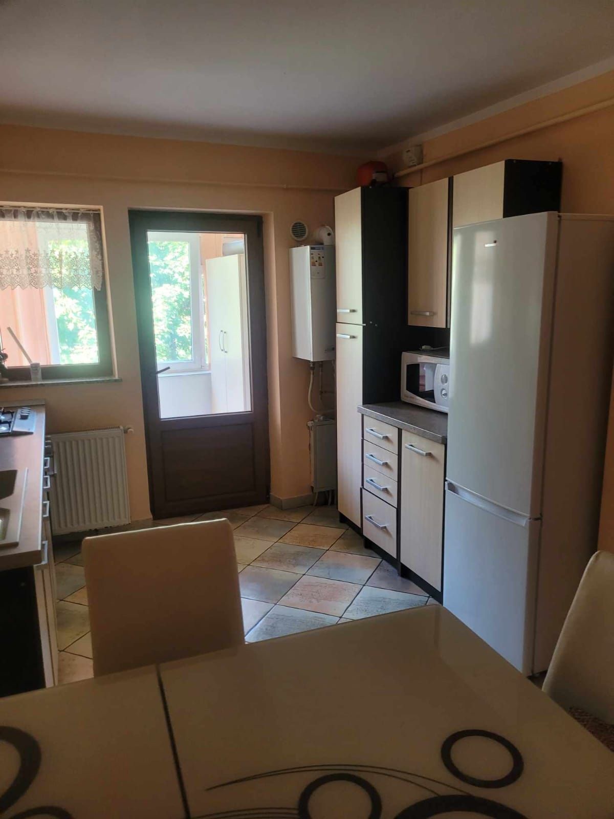 apartament cu 3 camere de închiriat