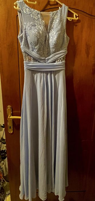 Елегантна дълга рокля в светлосиньо с дантела