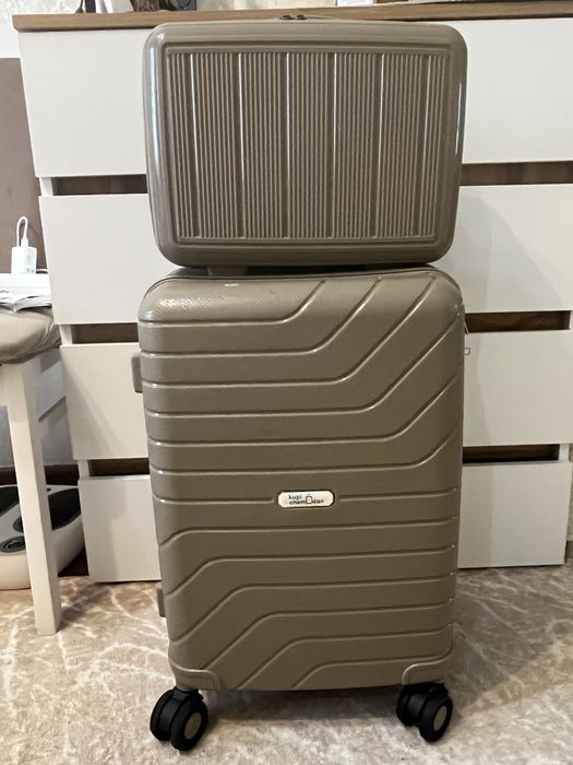 Чемодан полипропиленовый