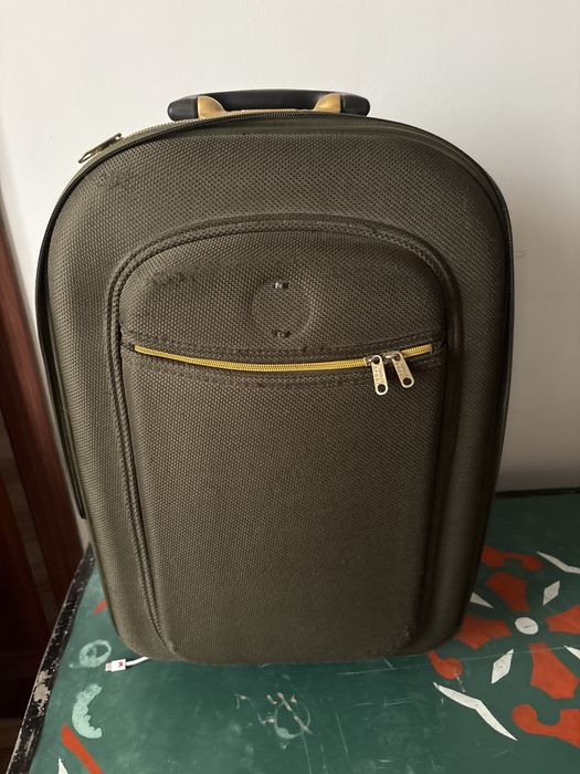 Продается дорожный чемодан б/у