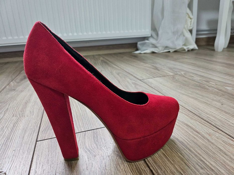 Pantofi din piele intoarsa cu platforma