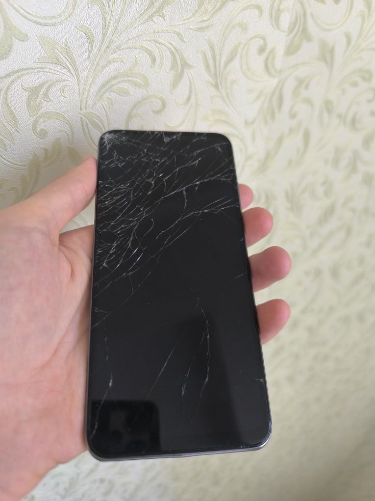 Продаю Redmi Note 10 с потресканным экраном