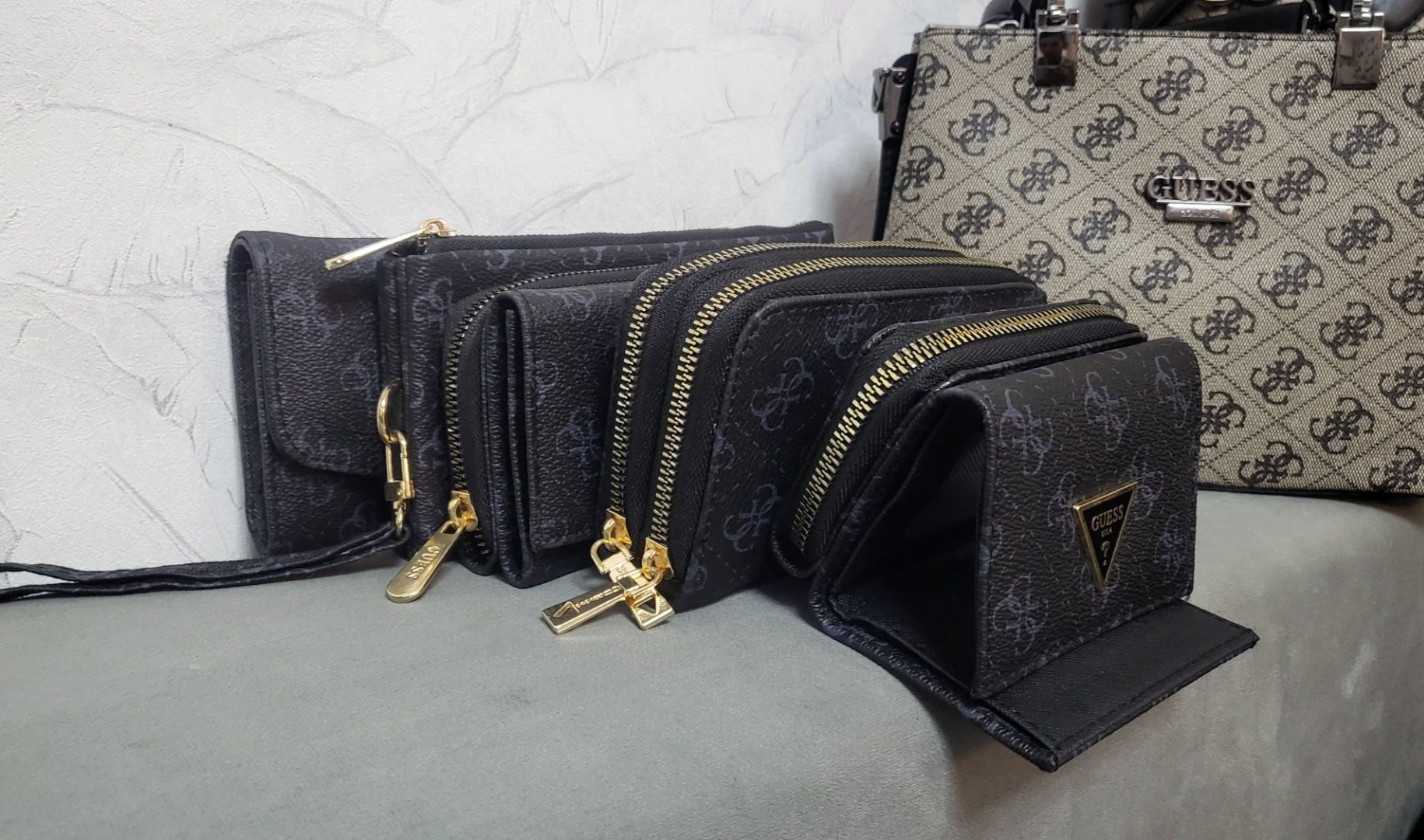 Портмонета Guess от 20 до 25 лв.