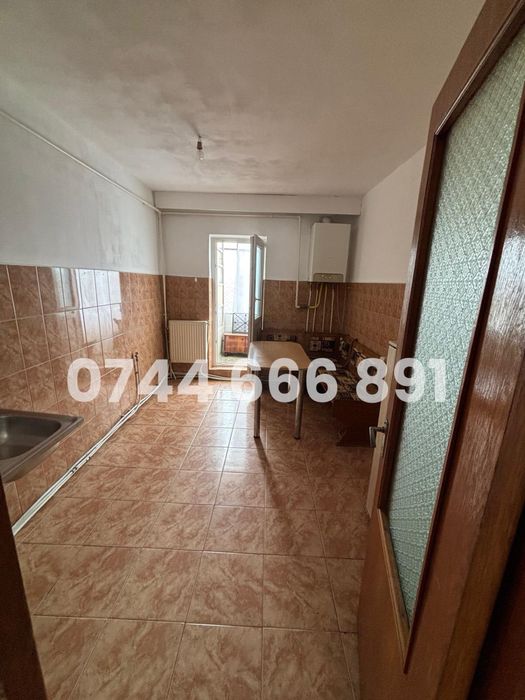Apartament decomandat 3 camere, etaj 3, strada Maramures