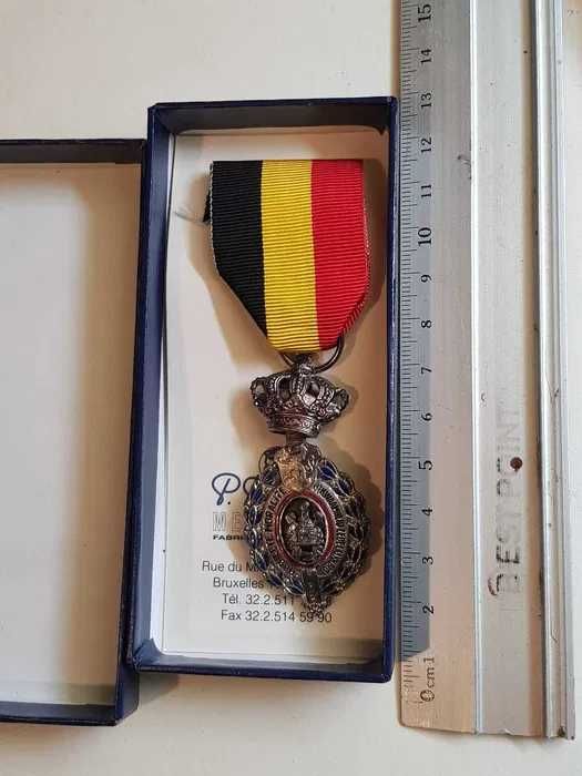 Lot vintage de 8 medalii diferite