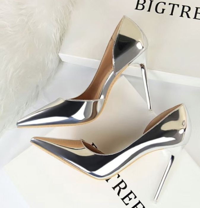 Продам 2  новые туфли за 6990тг.