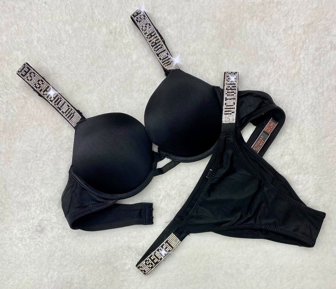 Set Sutien si Chilot Victoria's Secret Model cu pietricele