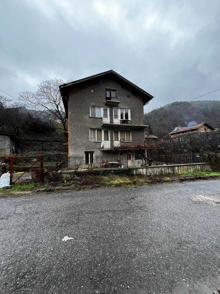 Продава се Къща в с. Томпсън, Област София-област - 228 кв.м за 406 €/кв.м - Снимка #10