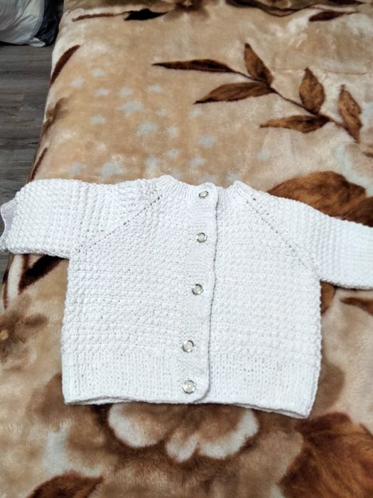 Детская вязаная кофточка для грудничка