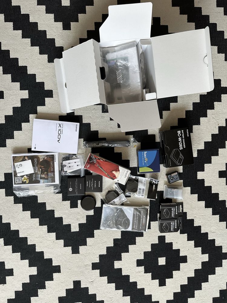 Fujifilm X100V, squarehood, weather kit и още много аксесоари!