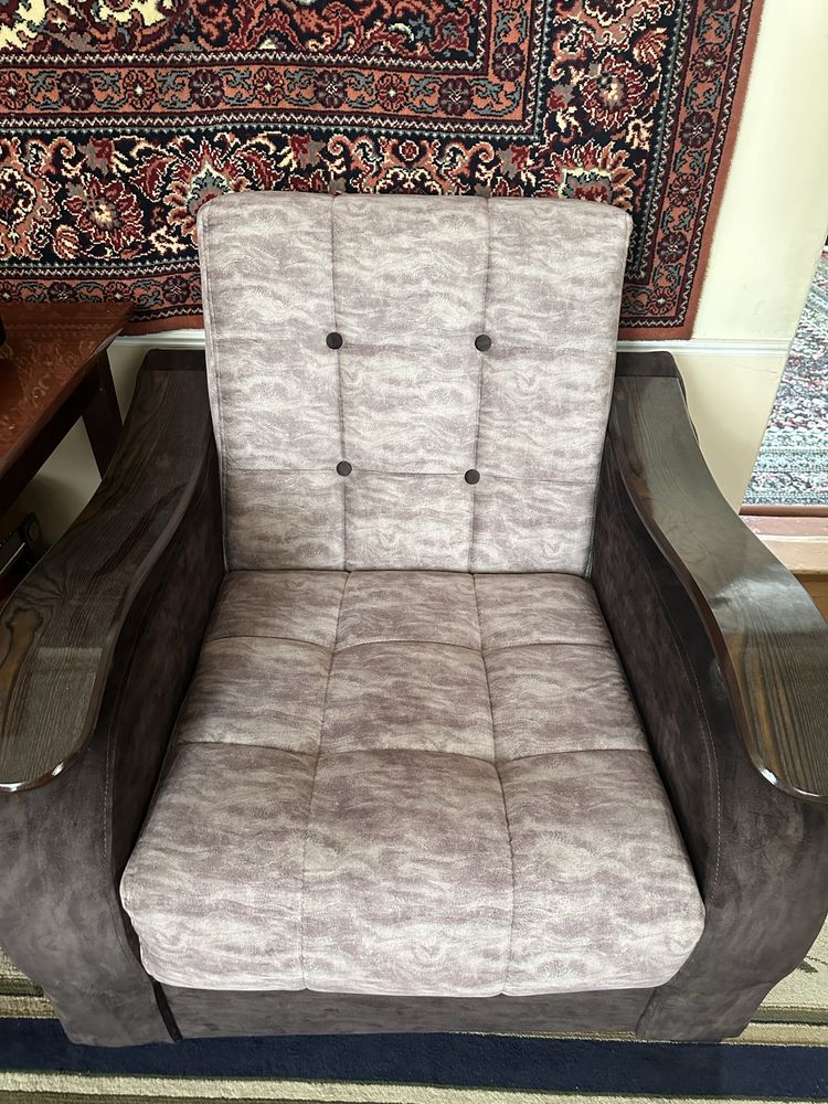 Продается  Раскладной диван и кресло состояние новый!