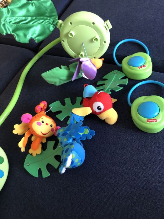 Музикална играчка тип въртележка за закрепяне към детско бебешко легло