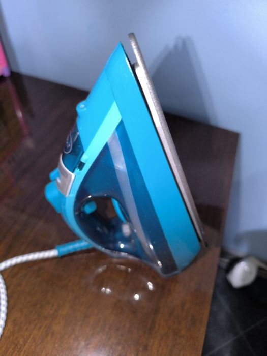 Продавам ютия тефал