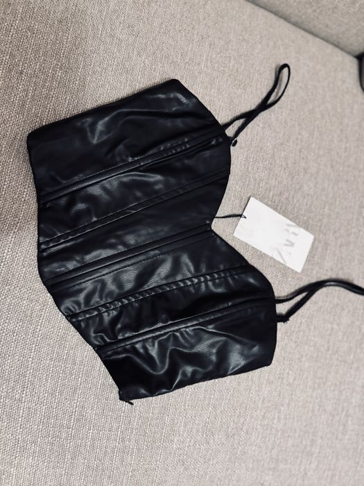 Top nou zara s piele