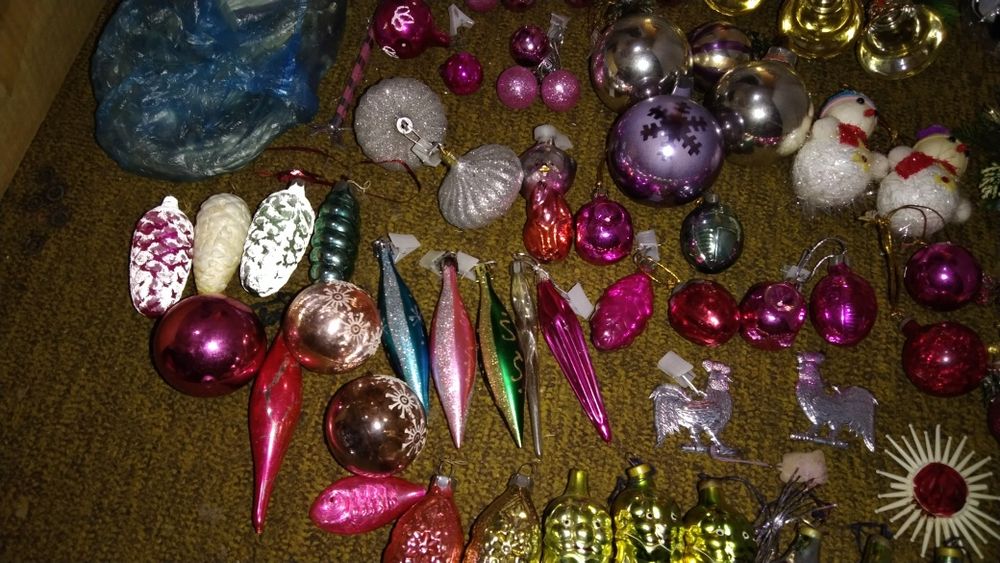 Ёлочные игрушки,герлянда,мишура.