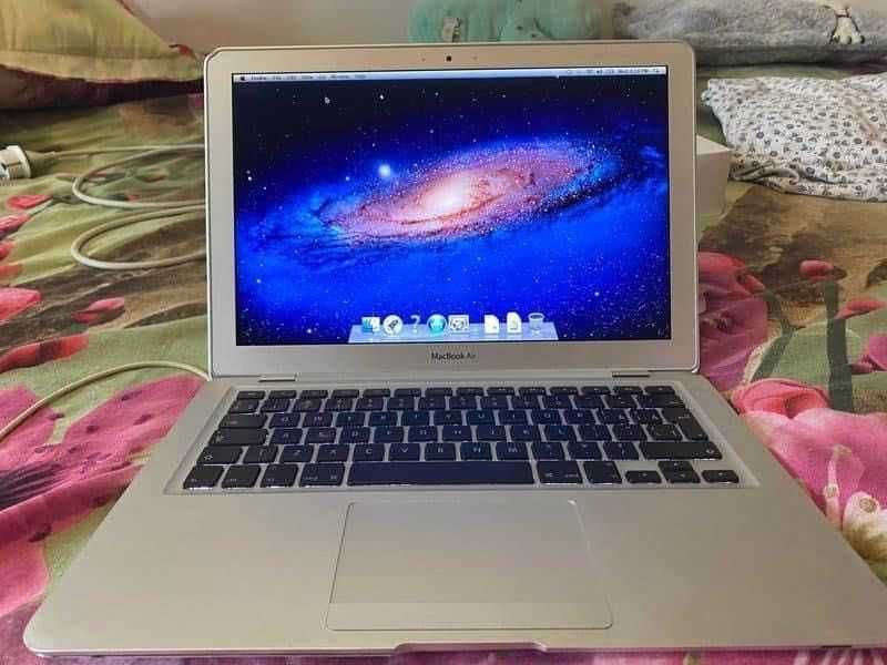 Vând macbook Air 1237