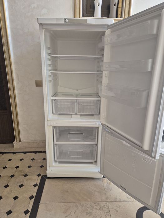Холодильник продается INDESIT